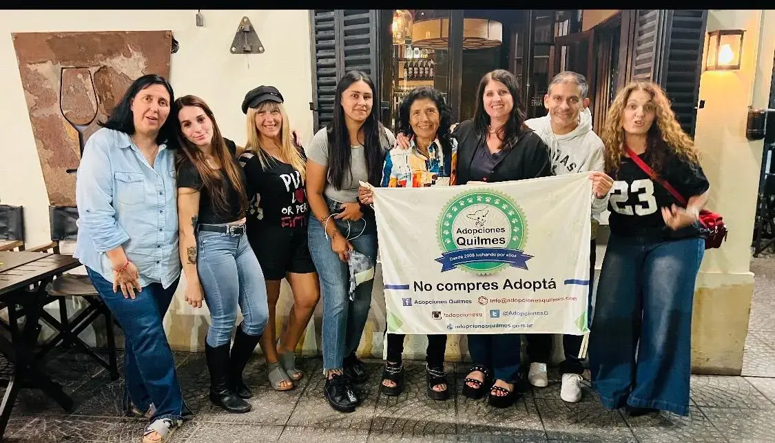 Voluntarios de Adopciones Quilmes colaborando en el refugio