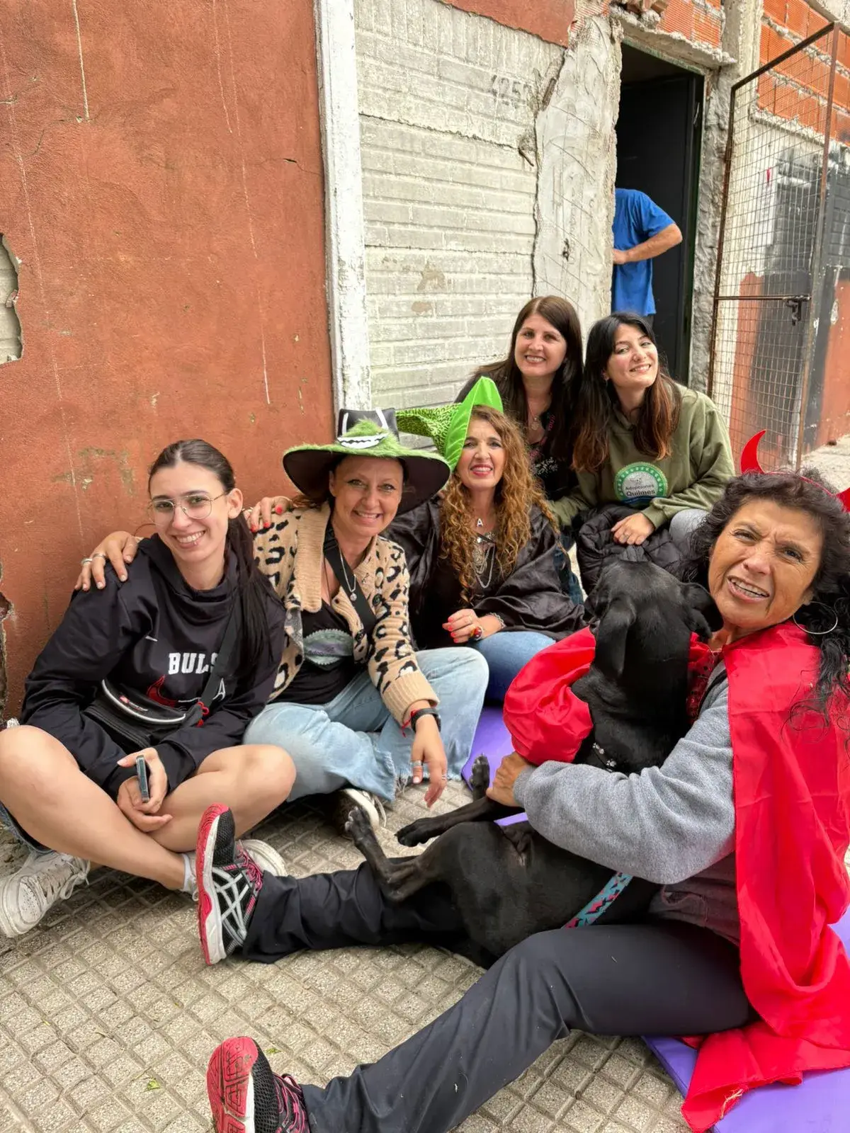 Equipo de voluntariado durante una jornada solidaria
