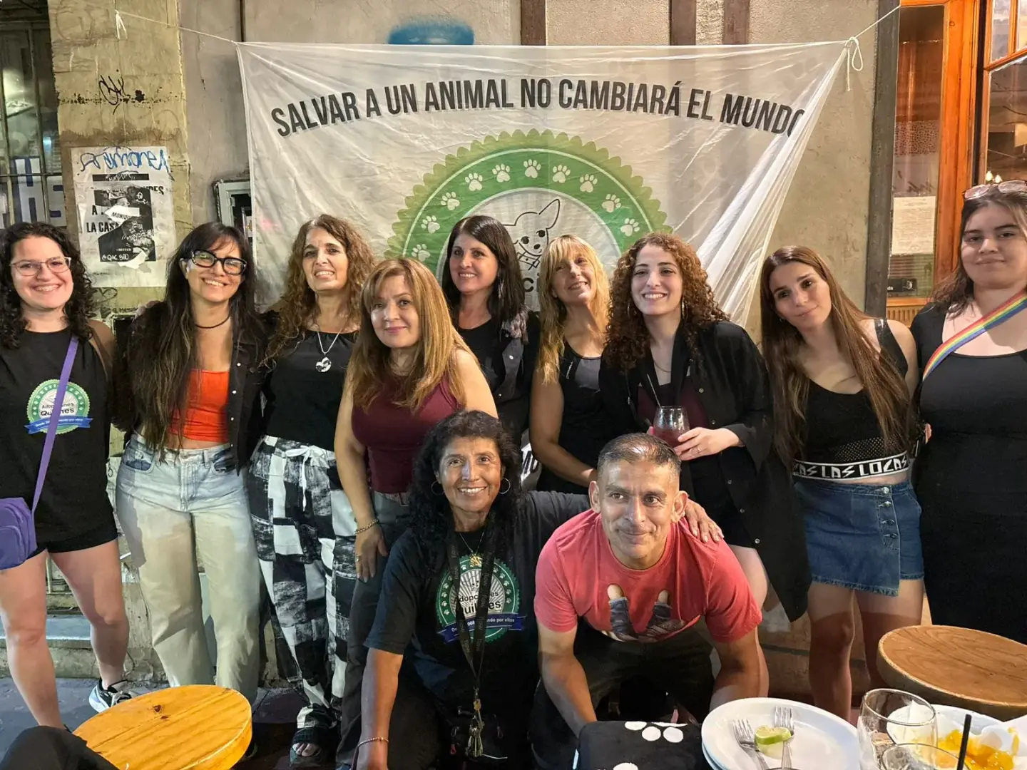 Voluntarios acompanando a los rescatados